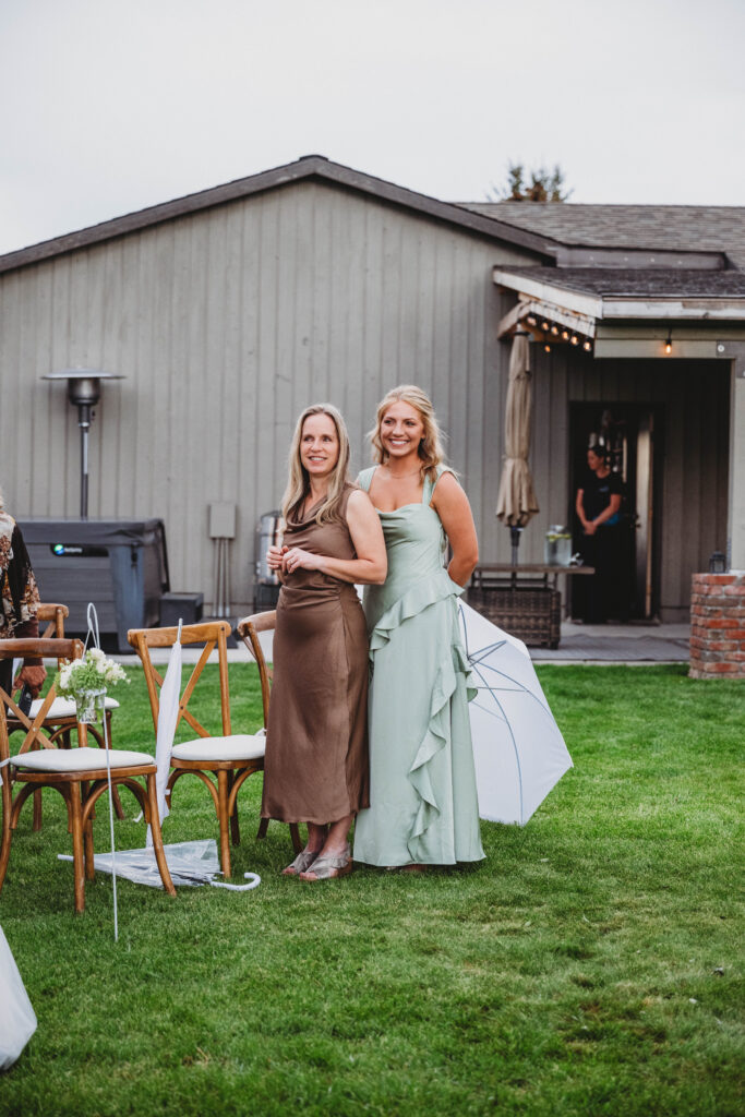 mother and sister all smiles for this bride